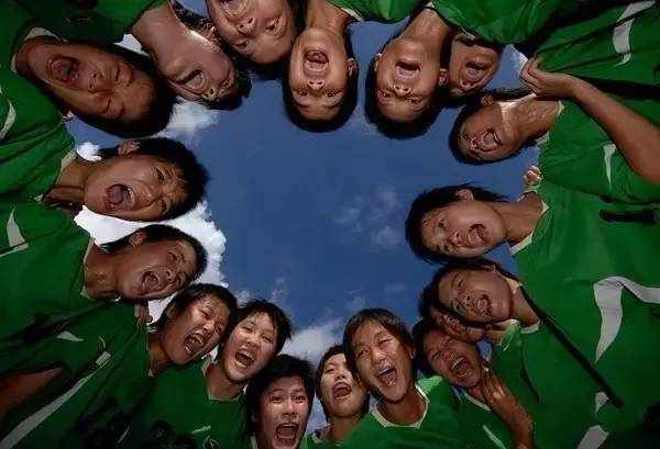 这群15岁就会结婚的女孩，一边捡垃圾一边踢球，竟连续三年勇夺世界冠军