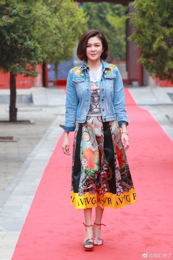 是什么东西那么红？最热的明星把“它”纷纷戴上了身！