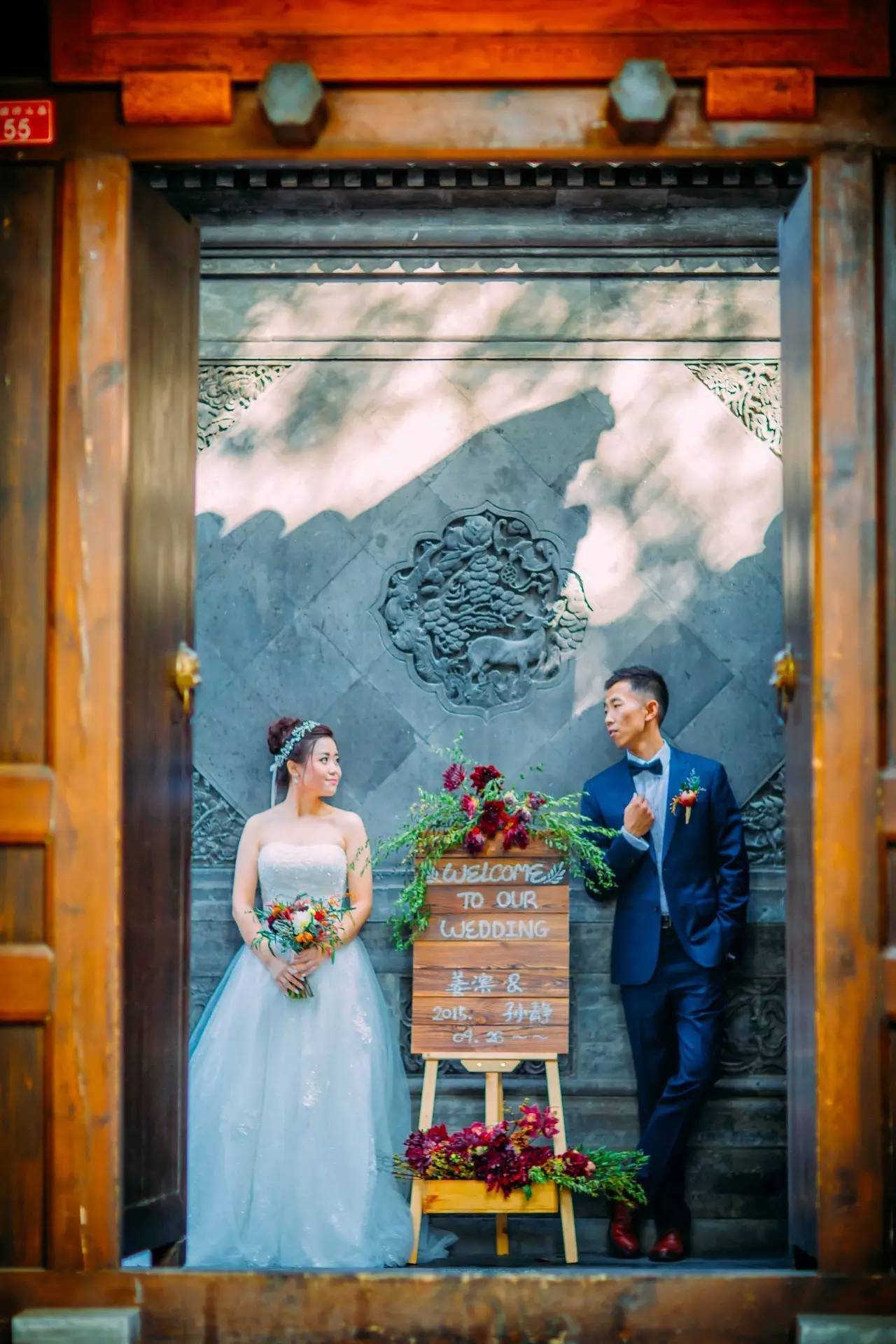 庭院婚礼中式红色系,红蓝撞色庭院中式婚礼