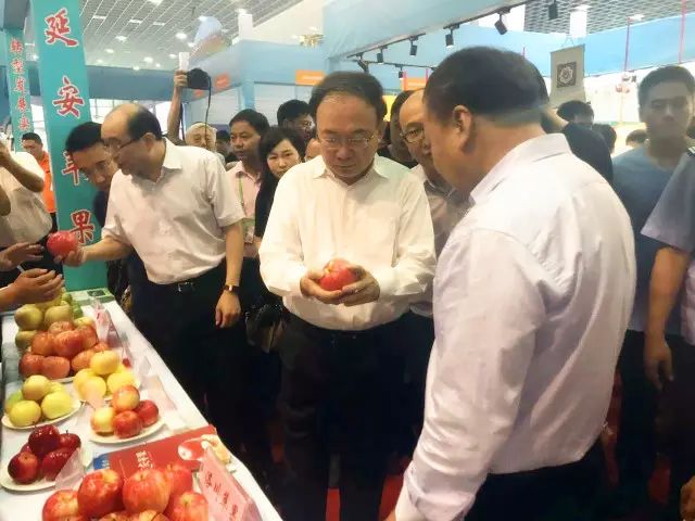 无锡吃货快去!2000多种商品,*疆新**红枣、台湾凤梨酥、阳山糯米饼分分钟抢空……看完只想立刻冲去现场!