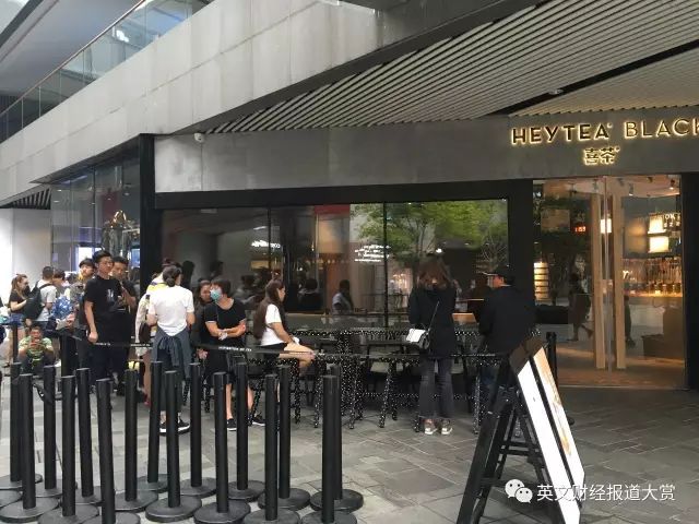 上海黄油与面包网红店排队,网红店都是女生在排队