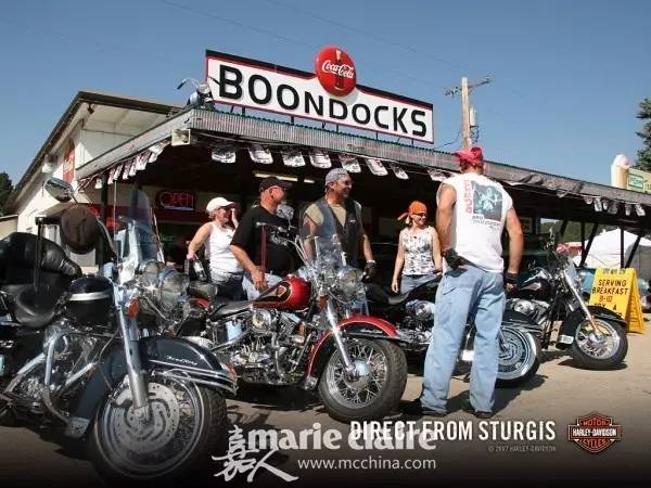 不局限哈雷和滑板文化，酷女孩需要一点“火元素”