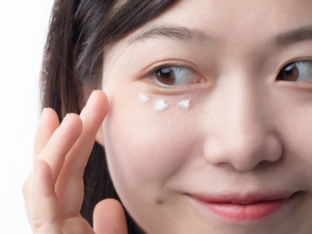 抹上这个眼霜，立刻感觉眼部皮肤被拉平、提亮了！
