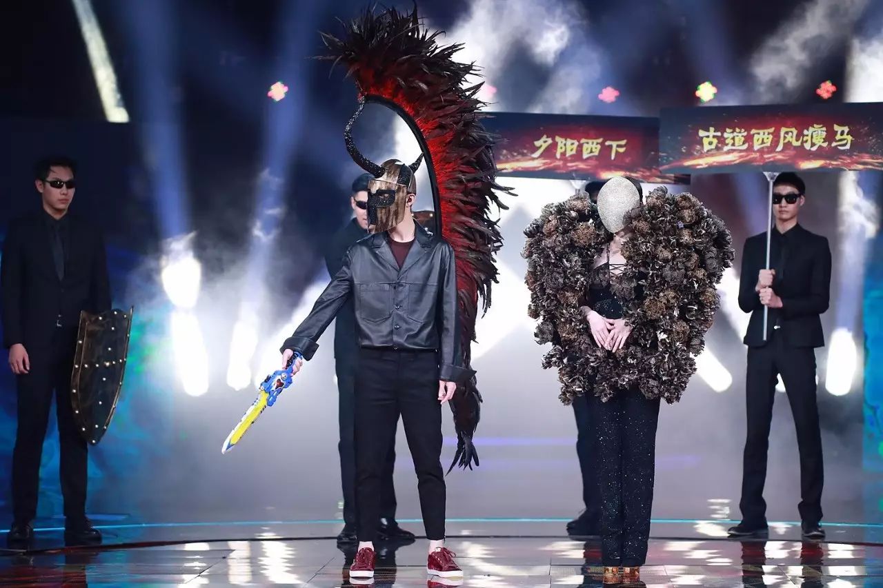 天王驾到疑是黎明，断肠人打夕阳西下走来……