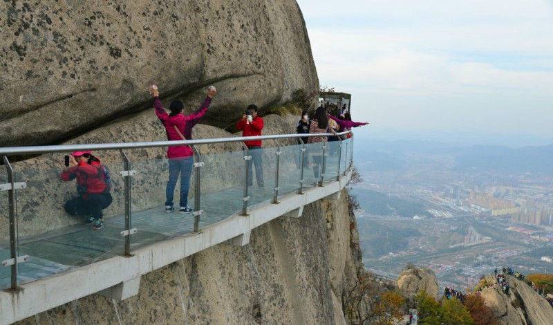 国内刺激的栈道,长假高空玻璃栈道