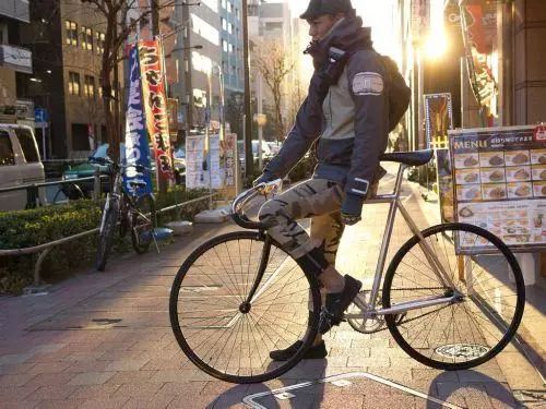 两轮摩托车比四轮的酷,两轮比四轮更浪漫