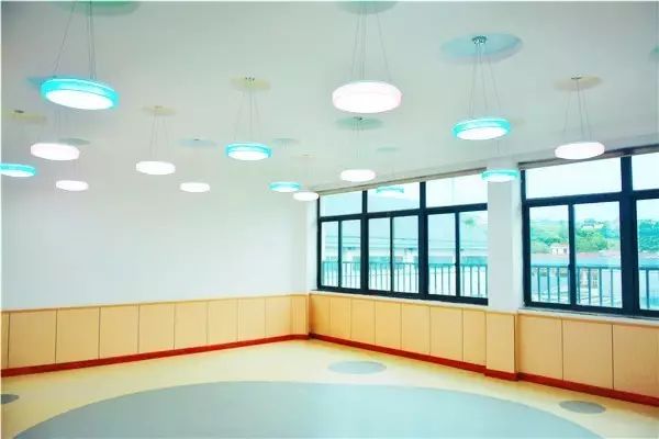 这所小学不仅拥有无敌湖景，还有一个滨江历史博物馆