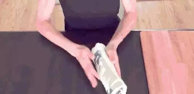 衣服怎么叠放在柜子里整齐,怎么叠衣服又快又整齐