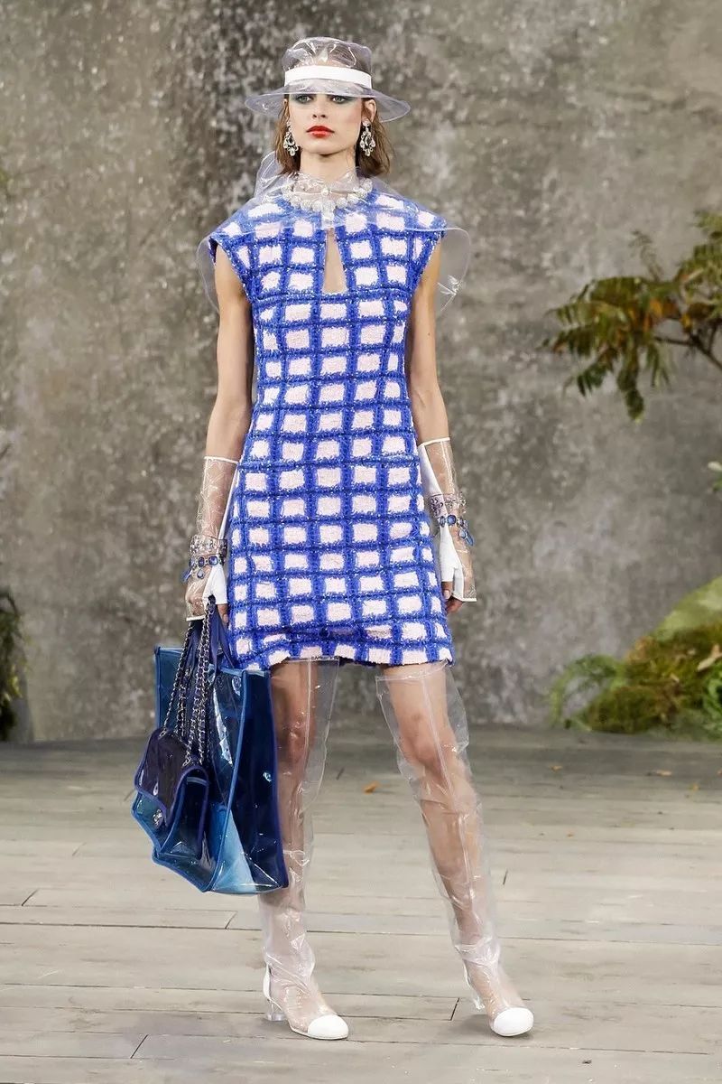 叹为观止！香奈儿把瀑布搬到了大皇宫！猜猜刘雯最近朋友圈发了什么？