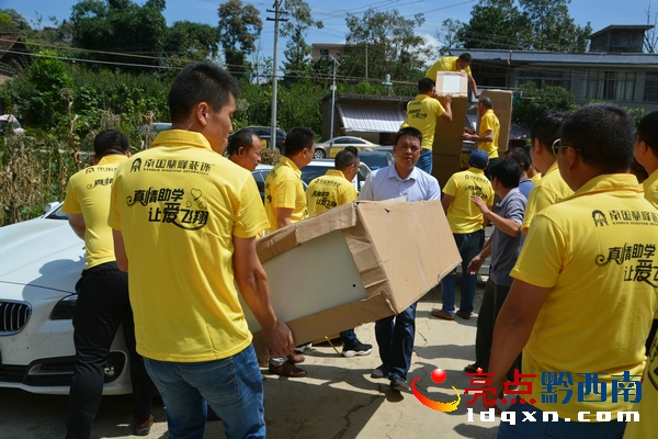 广东南国鼎峰集团到册亨捐助岜凡小学10万元物品现金爱心获称赞
