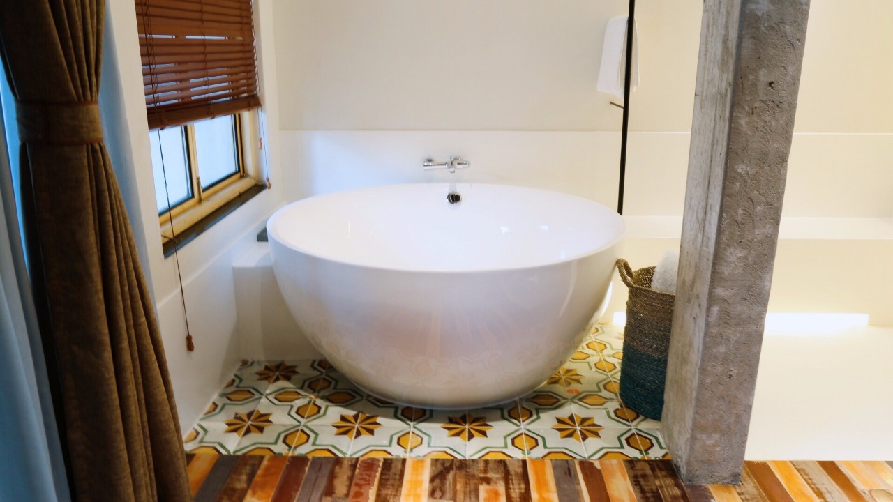 70后文艺大叔跑到这个“会吃福建人”的城市，用花砖、雪茄和伏特加，把废弃的修船厂变成最会撩妹的床