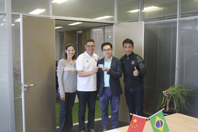 千呐,罗纳尔多的教练来国际港务区上班啦!