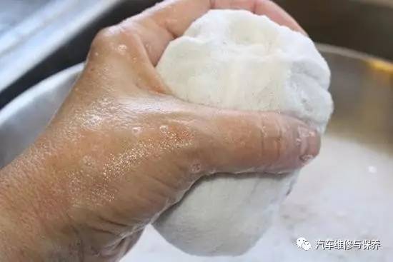 「窍门」汽车大灯不够亮别着急换，教你两招，让车灯明亮如初！