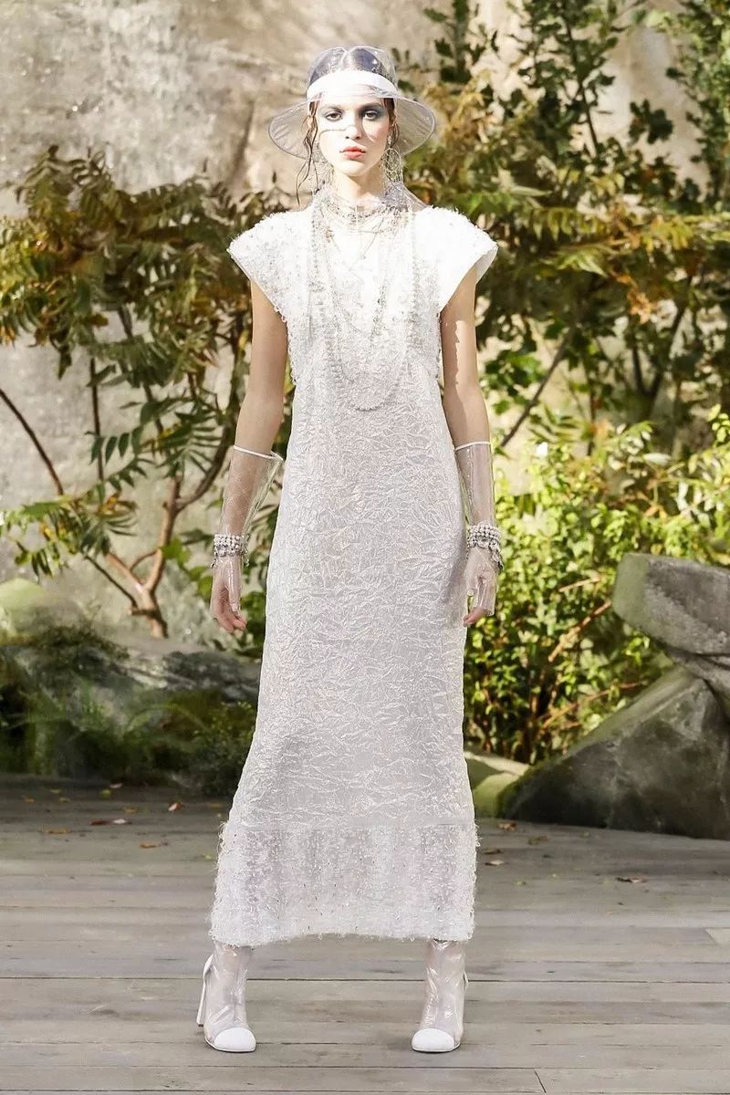 叹为观止！香奈儿把瀑布搬到了大皇宫！猜猜刘雯最近朋友圈发了什么？