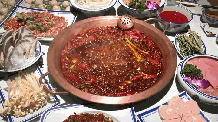 在逐渐降温的日子，你最需要吃一口火锅！重庆这些主题火锅店，你想去哪一家排队？