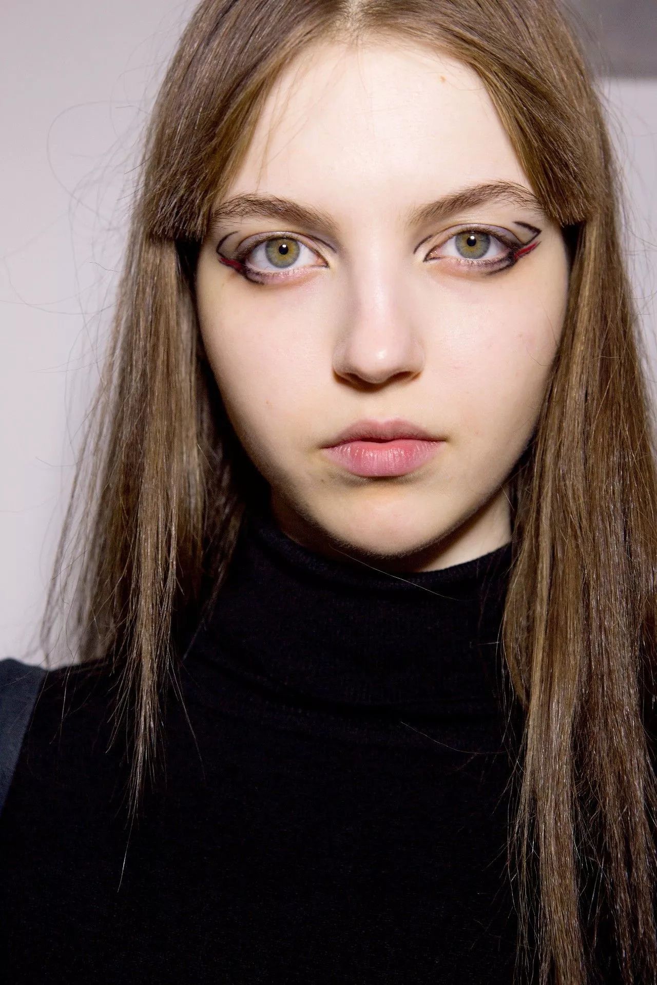 眼线怎么画好看又粗又黑 (看着很野的眼线怎么画)