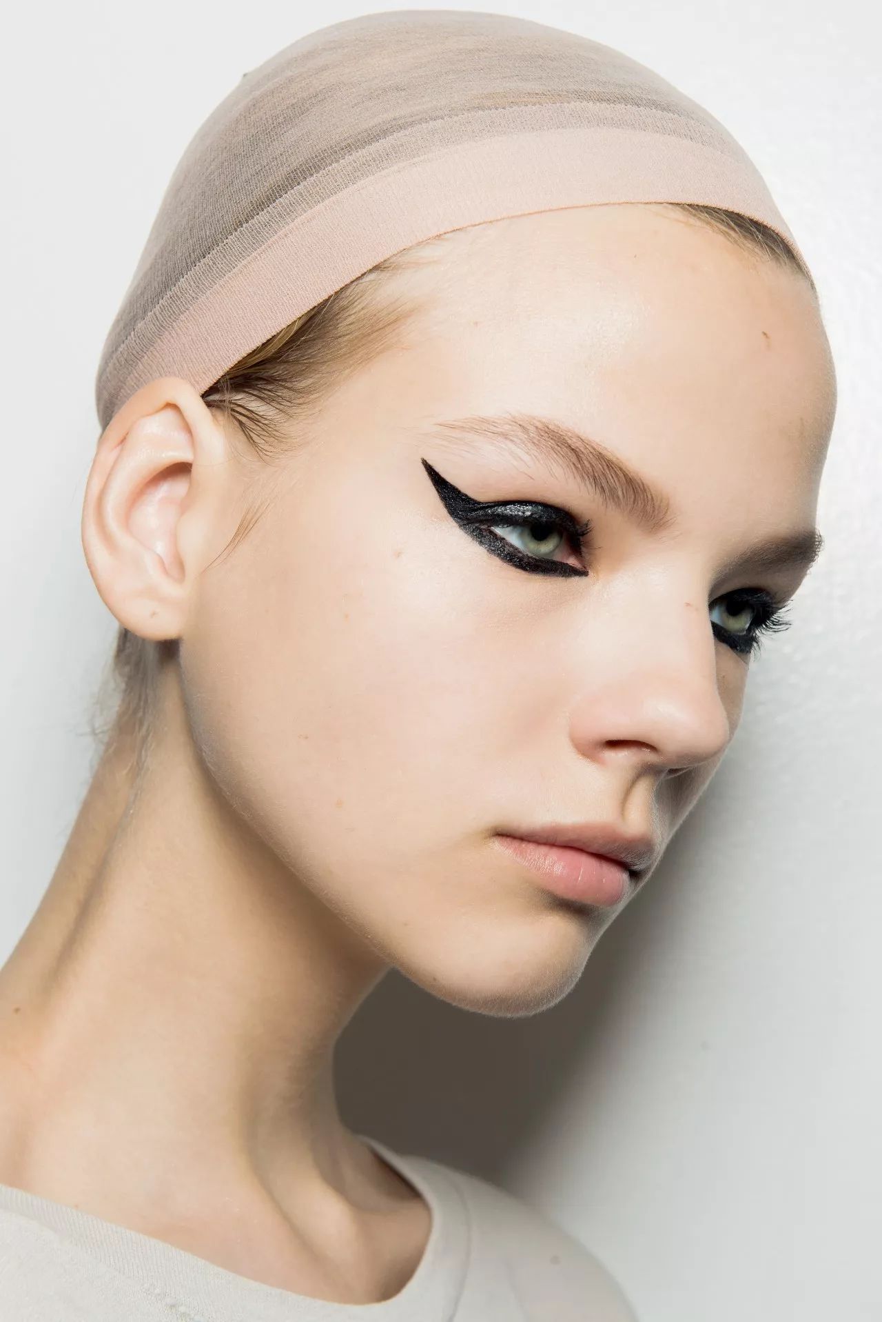 眼线怎么画好看又粗又黑 (看着很野的眼线怎么画)