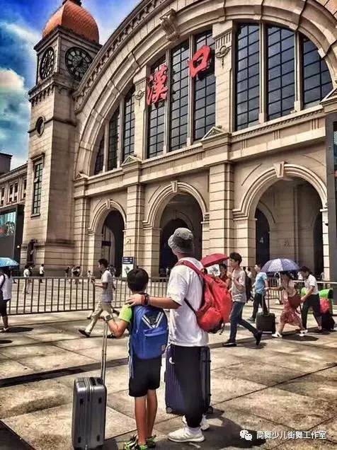 一步一步教我们小孩学街舞,怎么从小培养小孩子学习街舞