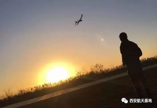 白手起家到上亿的老板创业经历,00后小伙创业逆袭之路