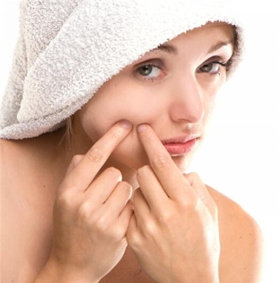 警惕面部危险三角区,女人要当心三种表现