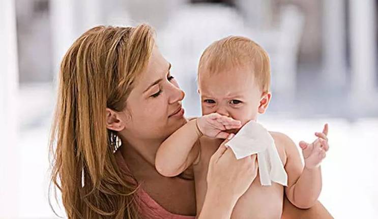 宝宝感冒打喷嚏流鼻涕该怎么办,宝宝感冒频繁打喷嚏流鼻涕怎么办