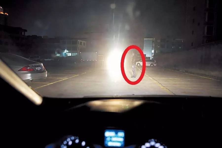 汽车大灯光线不一样还不够亮？用这几招，立马见效！