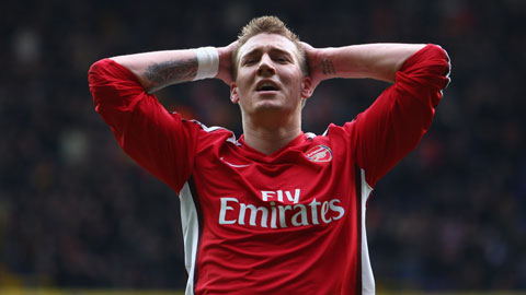 奔跑在绿茵场上的身影,绿茵场奔跑的身影和影子