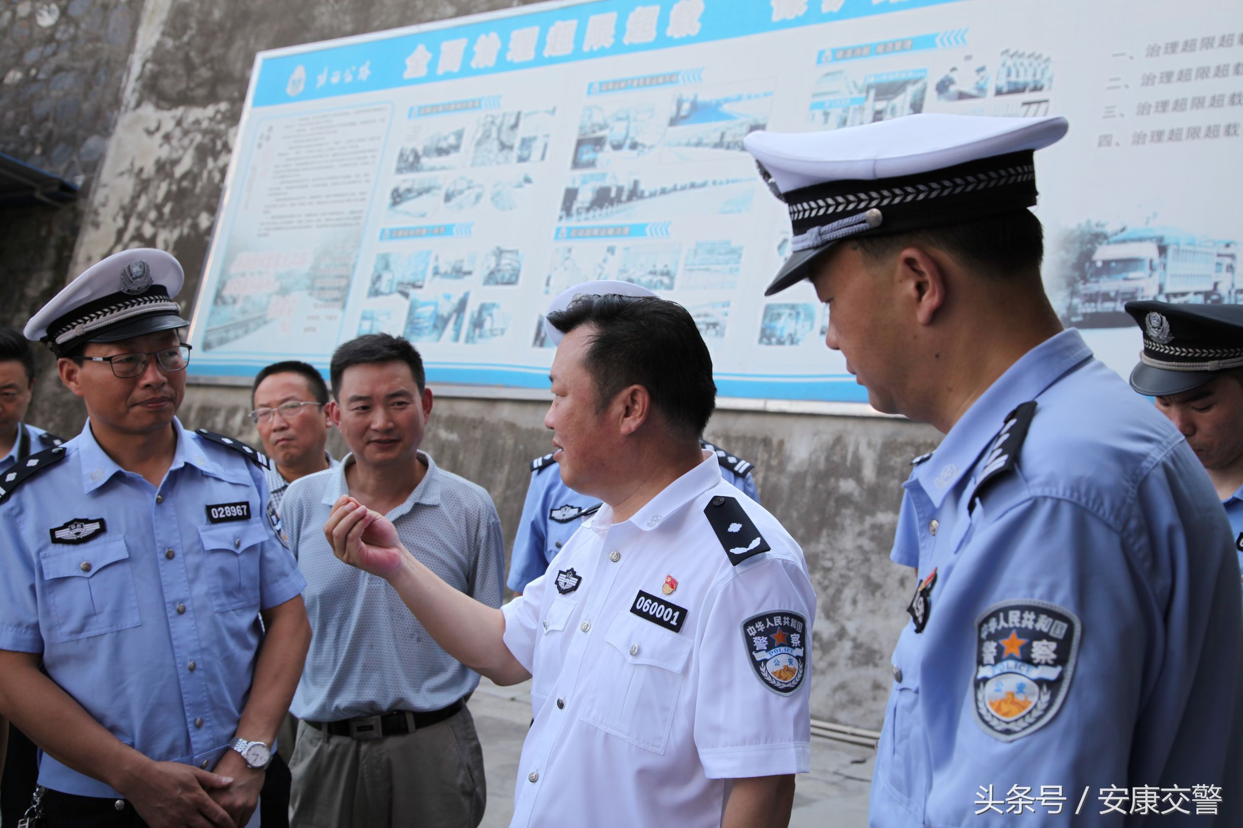 政府领导看望慰问一线执勤人员,公安局长慰问雨中执勤交警