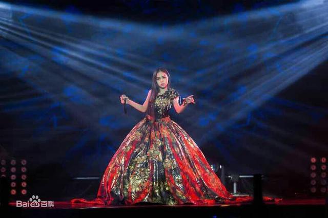 十二岁女孩翻唱歌曲震撼全场,11岁小姑娘翻唱经典歌曲