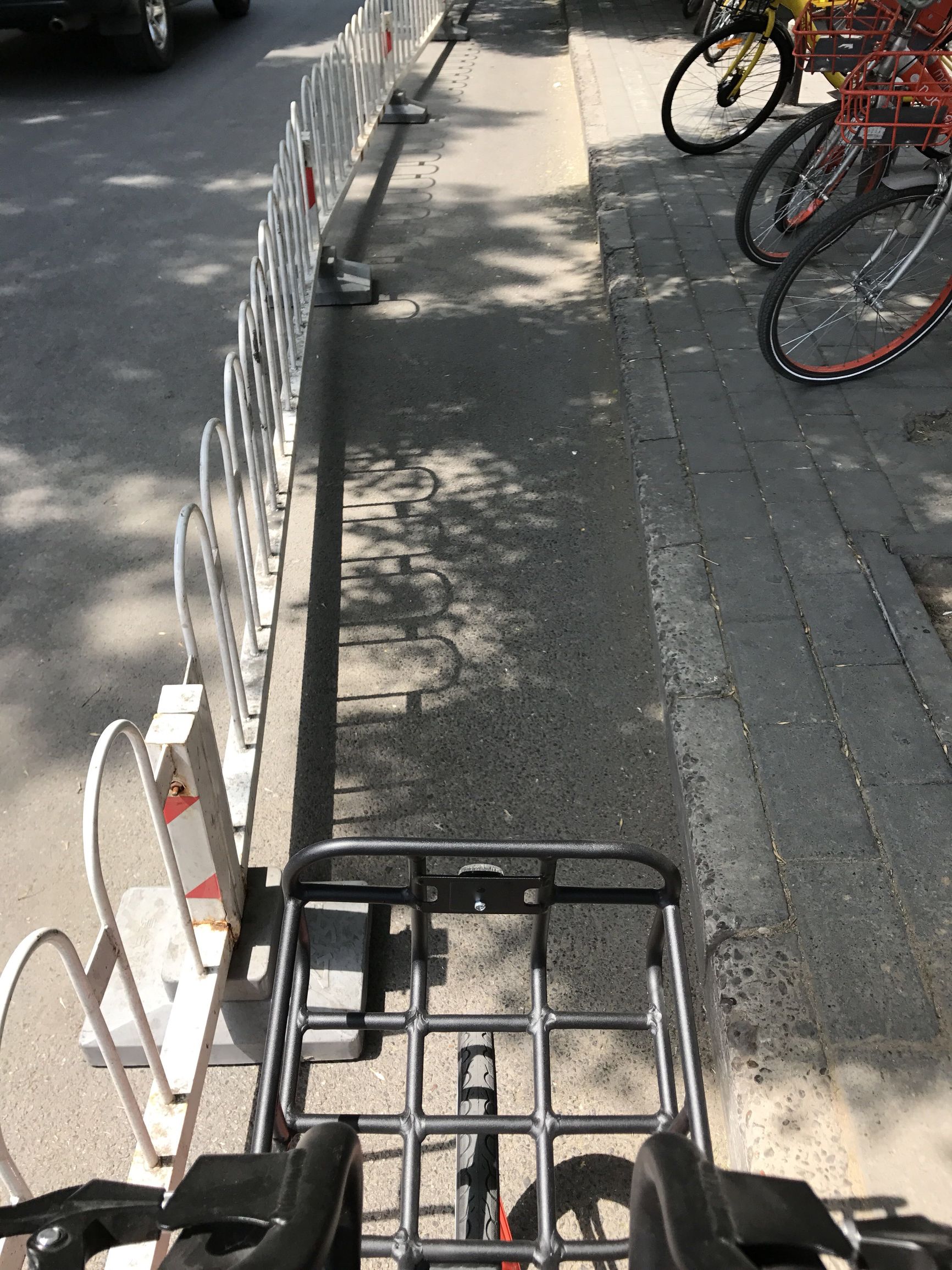 骑车如同走钢丝,过斑马线要跨栏记者亲历北京交通中的“反人类设计”