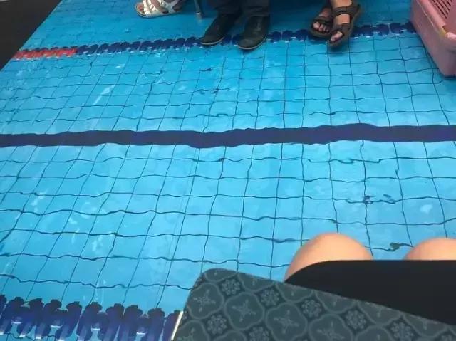 地铁站秒变游泳池,地铁变游泳池