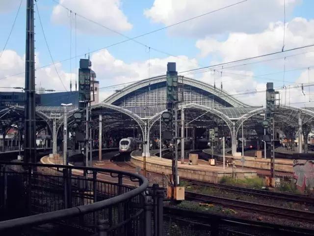 上帝视角俯瞰德国科隆大教堂,德国科隆大教堂效果图