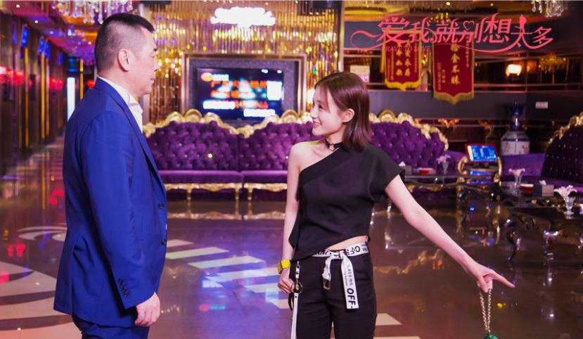 李一桐涂偏黑口红,李一桐唇纹