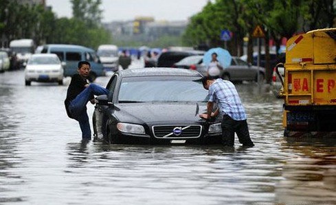 雨天上路必备的五个技巧,新手如何克服雨天开车