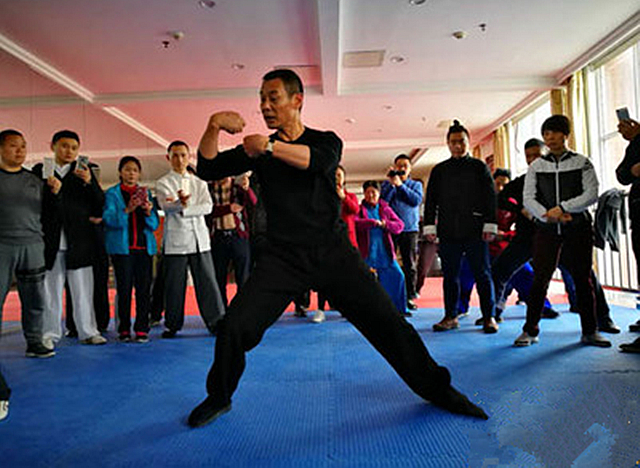 又站出来一位太极拳大师!要和搏击教练玩一玩!直言:我保证不打死你