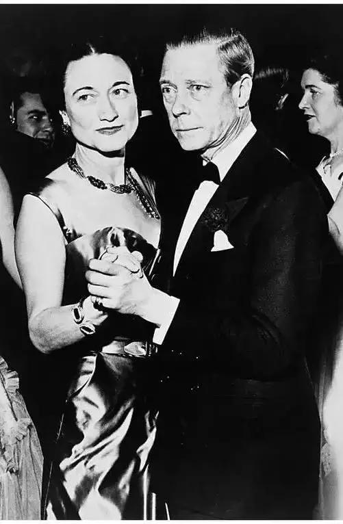 七月末，霸气的狮子就交给热情的红宝石来守护吧！