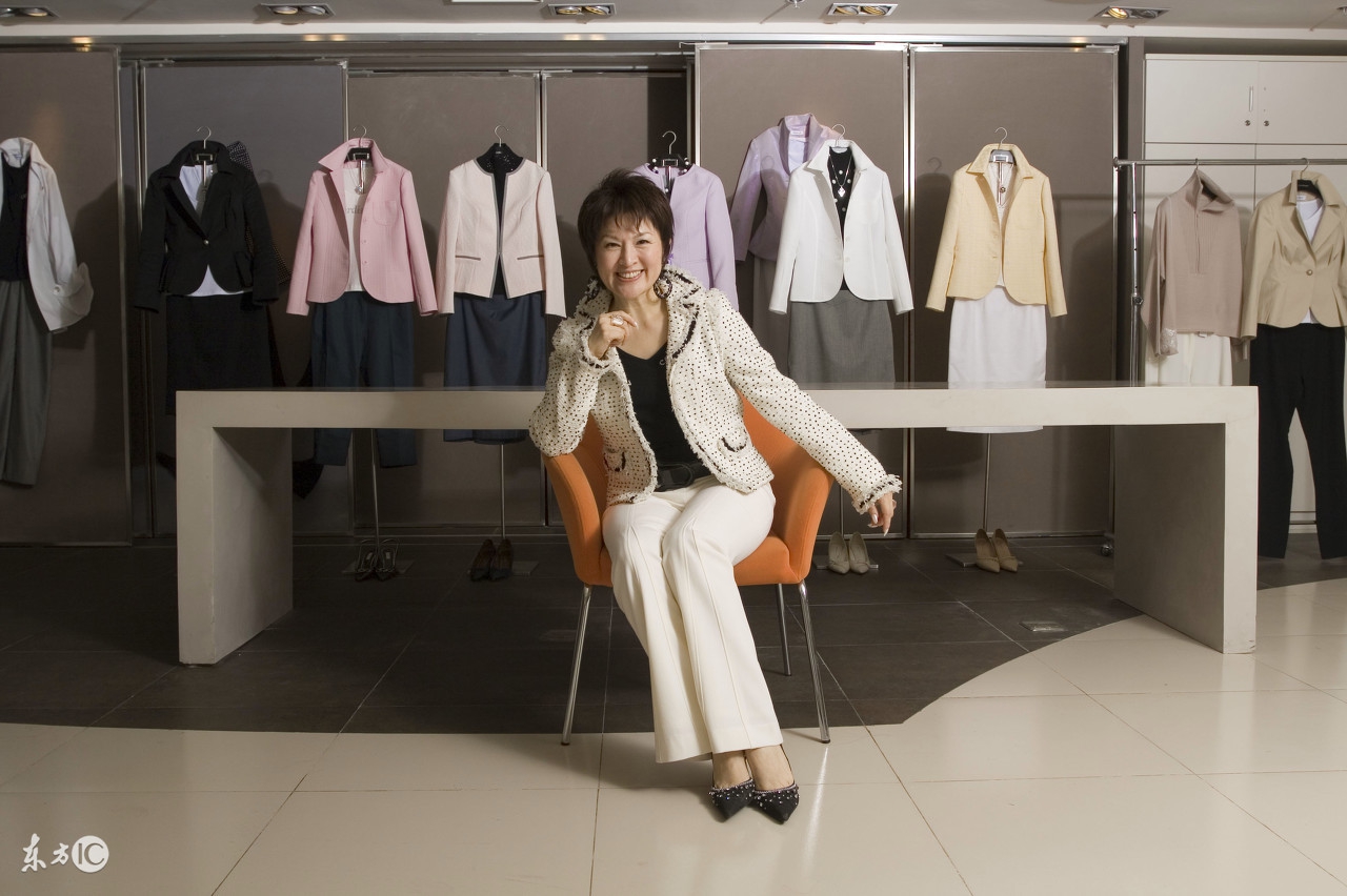 故事：她将色彩用于自我人生被媒体誉为“中国色彩第一人”，而她如今的色彩人生则源于自己曾经太不懂得色彩