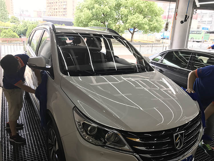 贴膜贵还是喷漆贵,汽车价格昂贵