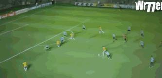 GIF-他空门竟然踢成这样？托妞看了会沉默，罗比看了会流泪！