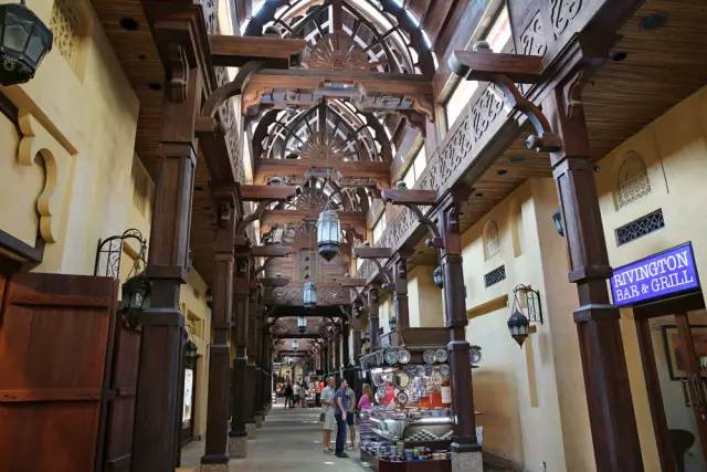 迪拜,一边是黄金,一边是黄土