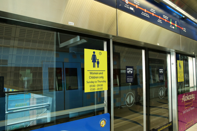 迪拜,一边是黄金,一边是黄土