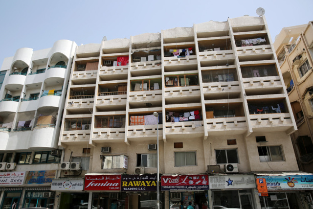 迪拜,一边是黄金,一边是黄土