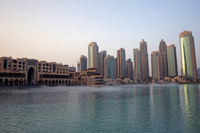 迪拜,一边是黄金,一边是黄土