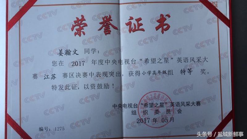 这个男孩足球踢得好英语版,这个小男孩踢球很好用英文怎么说