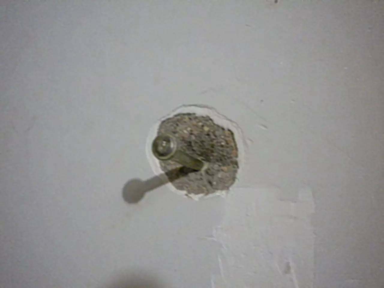 舍不得在墙上打钉看过来，教你怎么打钉不留痕！