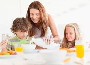 老人80几岁肚子发烧怎么回事,80多岁老人卧床发烧39度多吃什么