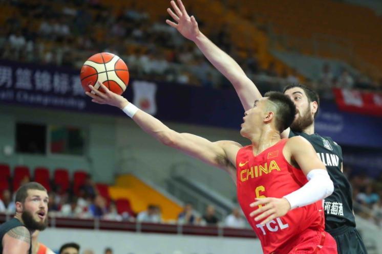 中国队对阵新西兰郭艾伦,郭艾伦被撞出底线