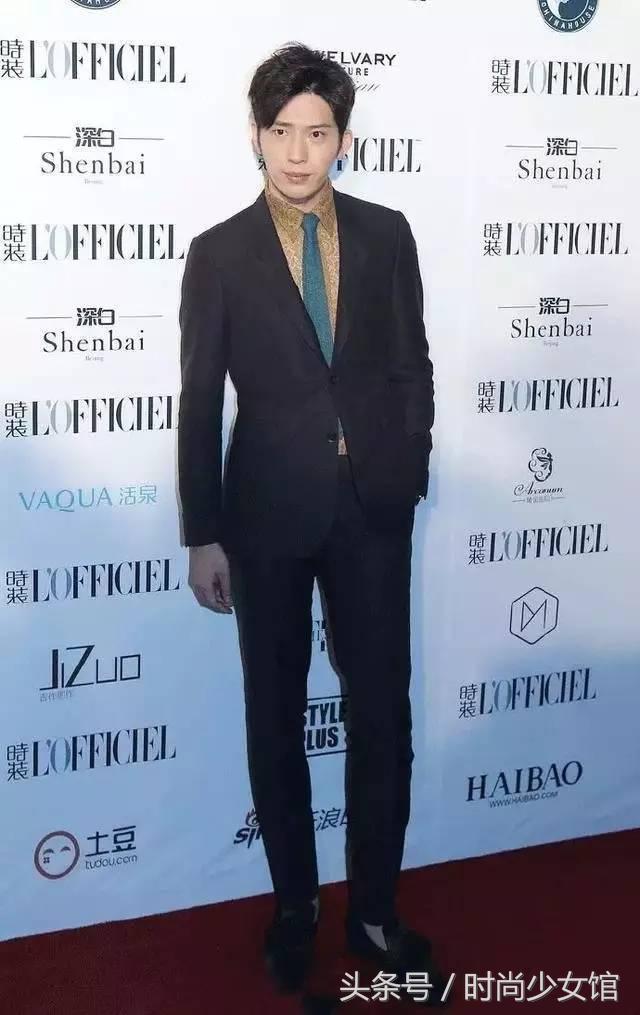 鹿晗小井的蕾丝衫张翰的渔网袜，不是战狼依然够帅