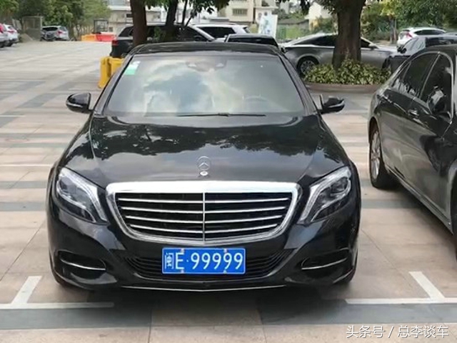 两辆奔驰车牌相同,两辆奔驰一个车牌