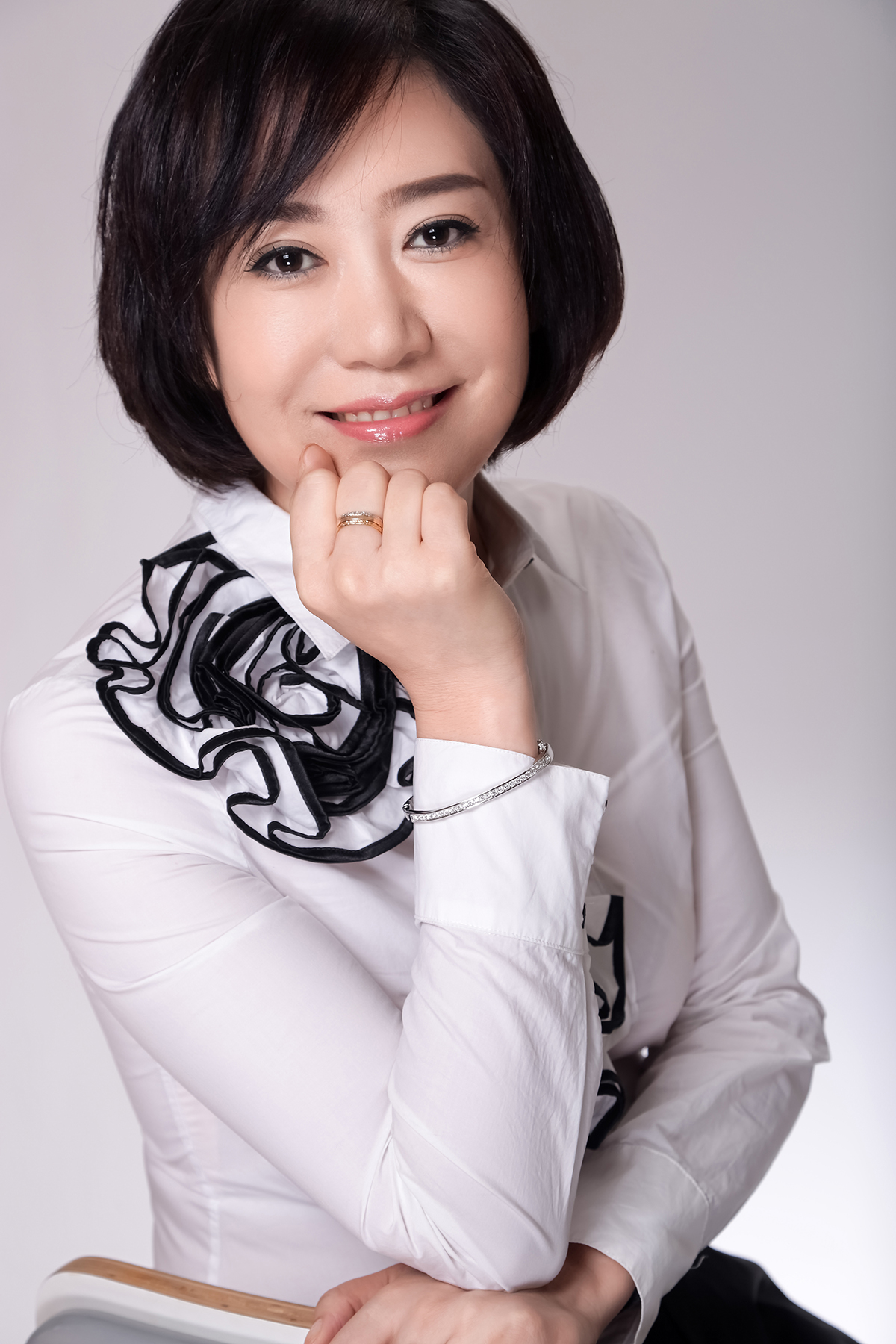 职场白领员工商务形象照,在家怎么拍职场正装照